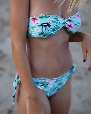 chica con bikini hawaiano